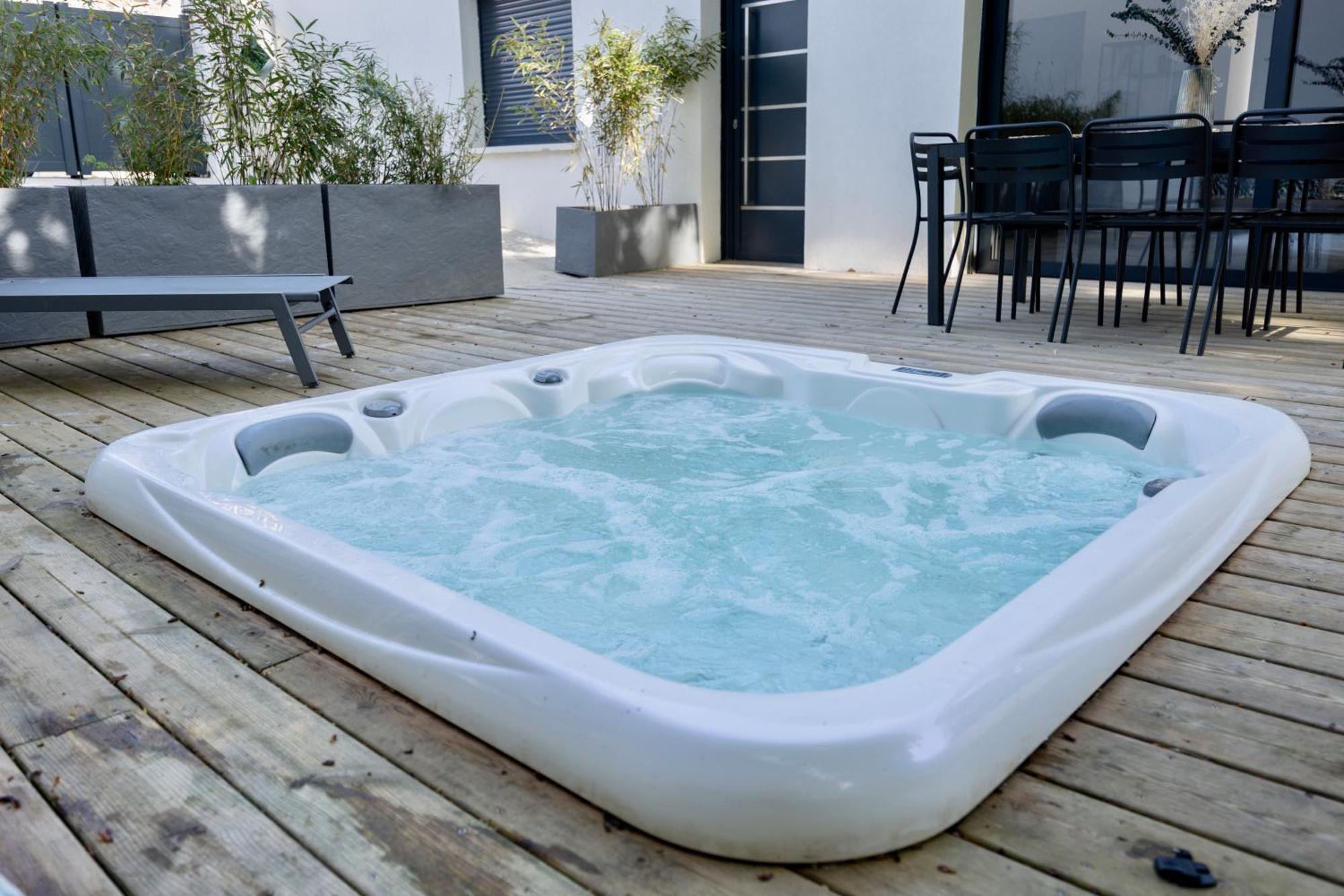 Maison T4 Climatisee Avec Jacuzzi A Lagord Exterior photo