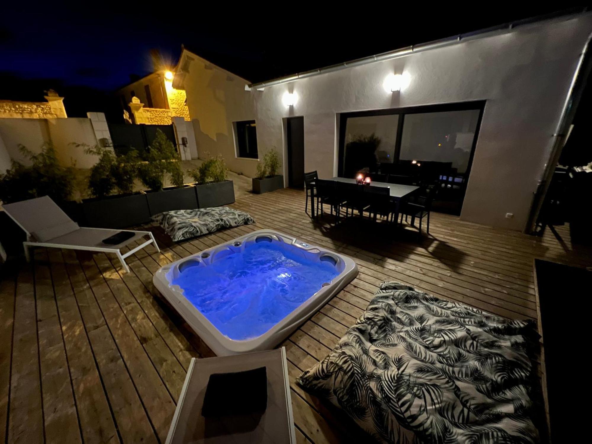 Maison T4 Climatisee Avec Jacuzzi A Lagord Exterior photo