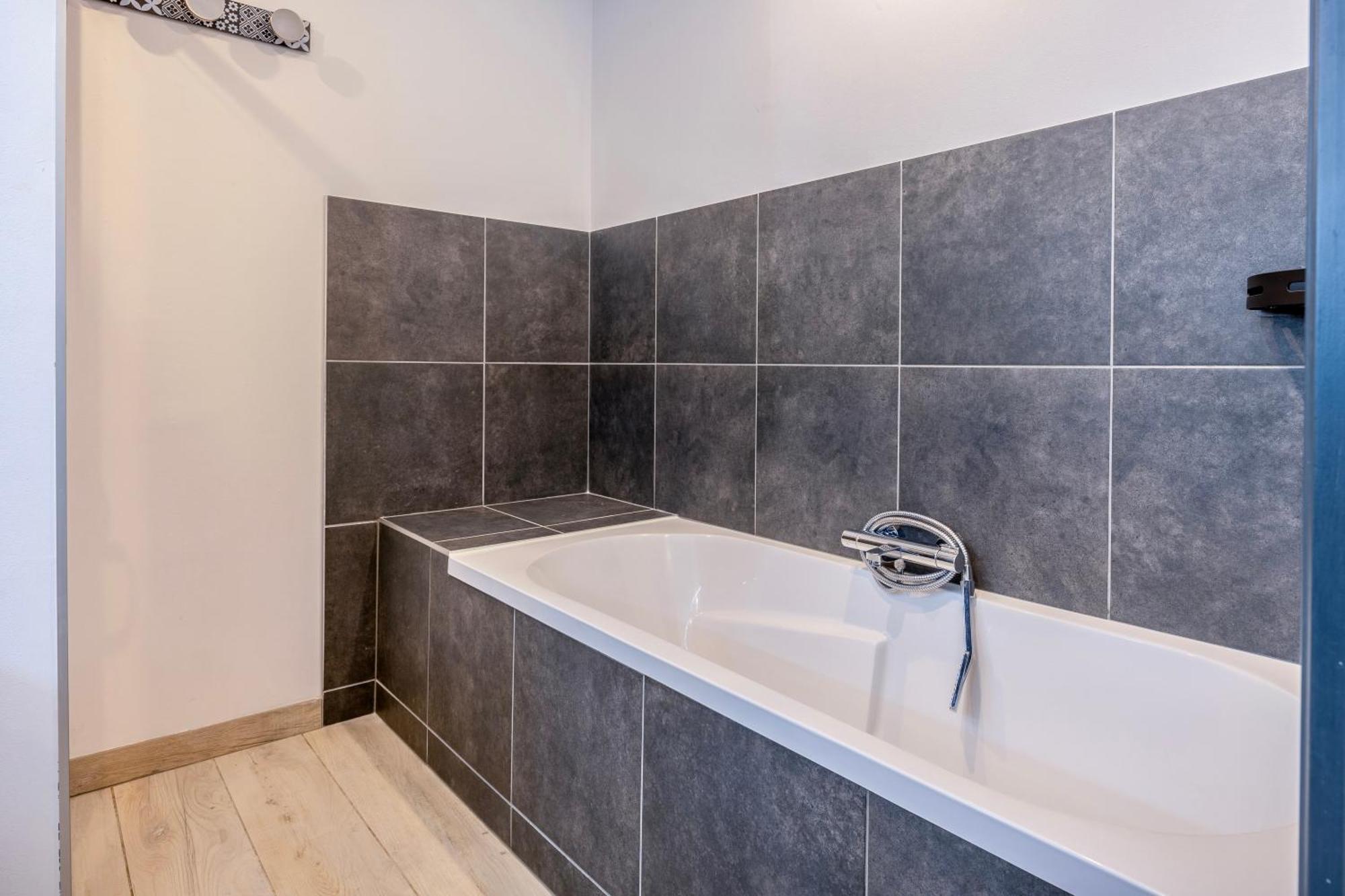 Maison T4 Climatisee Avec Jacuzzi A Lagord Exterior photo