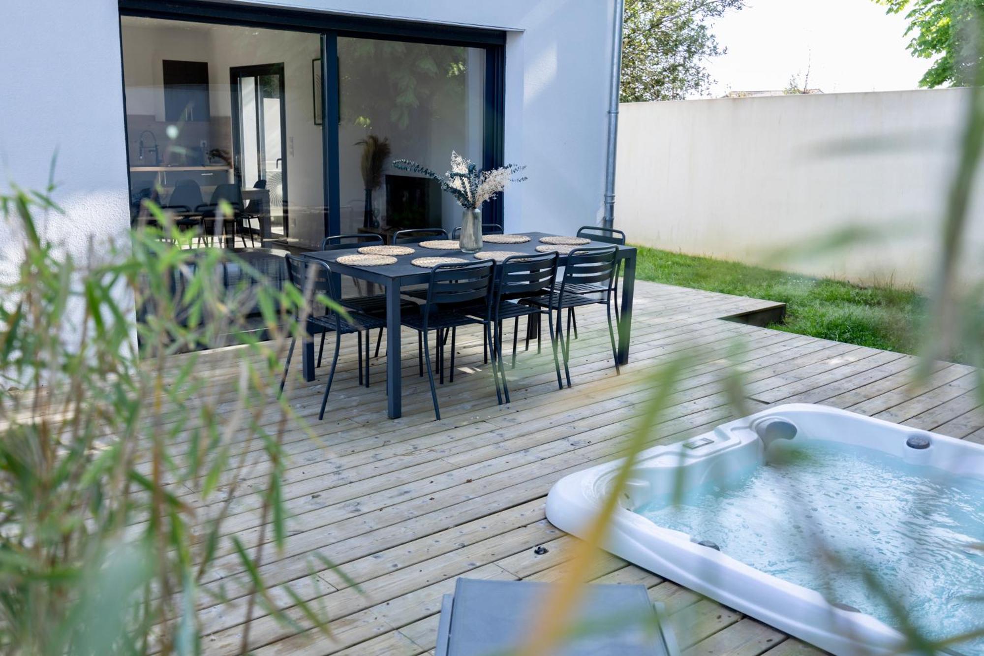 Maison T4 Climatisee Avec Jacuzzi A Lagord Exterior photo